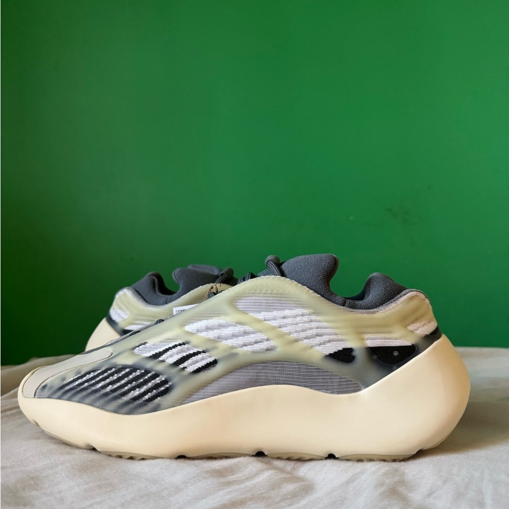 Adidas yeezy 700 v3 fade salt size 11